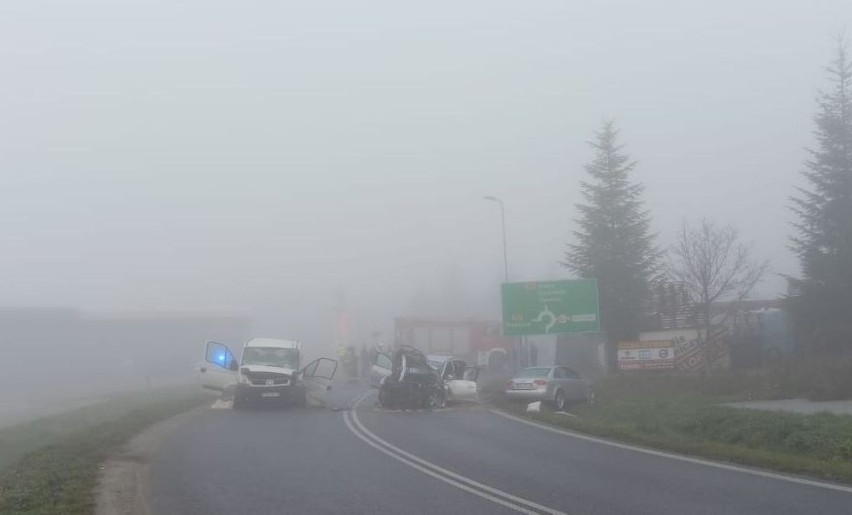 Trzy samochody zderzyły się na obwodnicy Staszowa.