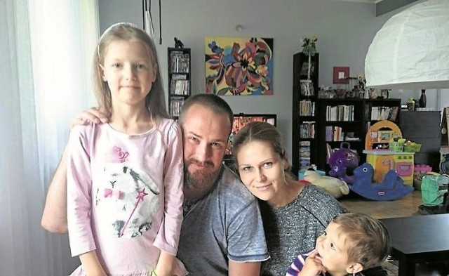 Aktor Paweł Małaszyński też włączył się do pomocy Oli. Odwiedził dziewczynkę jej domu, w Supraślu. Pozował do zdjęć z rodziną.