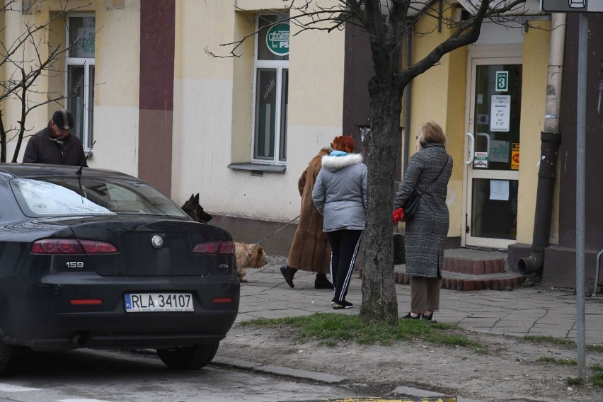 Sklepy w Kielcach wprowadziły nowe zasady dla klientów.  W środku kilka osób i w odpowiednim odstępie