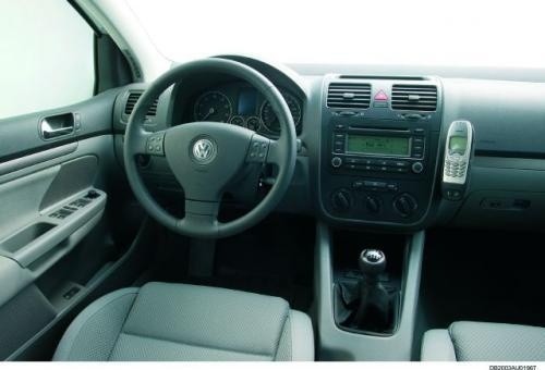 Fot. VW:  Właściwe przyciski czy przełączniki umieszczono...