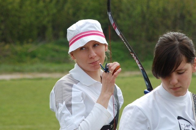 Anna Łęcka-Dobrowolska (z lewej), łuczniczka Sokoła Radom wywalczyła brązowy medal mistrzostw Polski za strzelanie na odległość 70 metrów