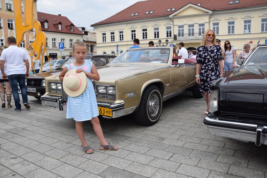 Perełki motoryzacji na oświęcimskim rynku - trudno było oderwać wzrok od zabytkowych samochodów [ZDJĘCIA]