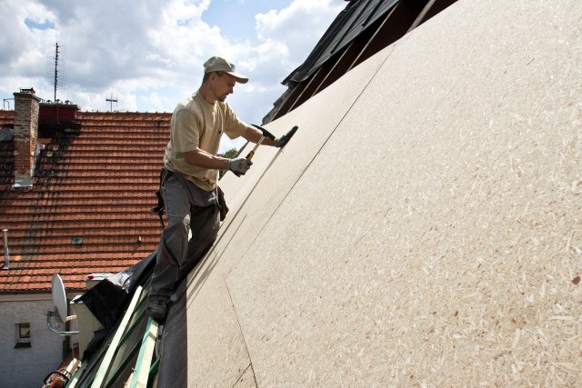 Niektóre pokrycie dachowe wymagają montażu sztywnego pokrycia. Do jego budowy można wykorzystać deski lub płyty drewnopochodne - OSB lub MFP.