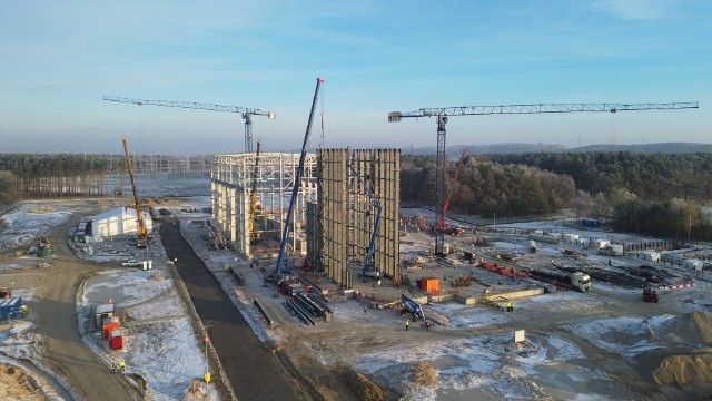 Postępują prace na placu budowy elektrowni gazowo - parowej powstającej przy ul. Skowronkowej w Grudziądzu. Inwestorem jest Orlen. Inwestycja jest już za półmetkiem.