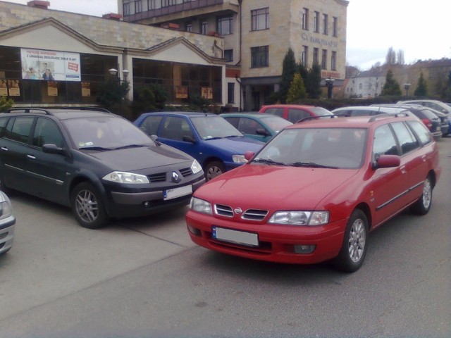 Kierowca czerwonego Nissana zaparkował swe auto na parkingu przy ul. Jagiellończyka w Gorzowie