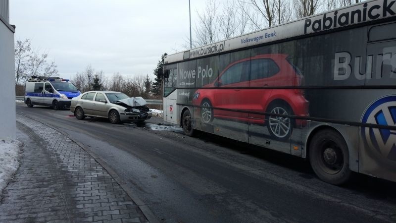 Wypadek przy ul. Przybyszewskiego. Skoda zderzyła się czołowo z autobusem [zdjęcia]