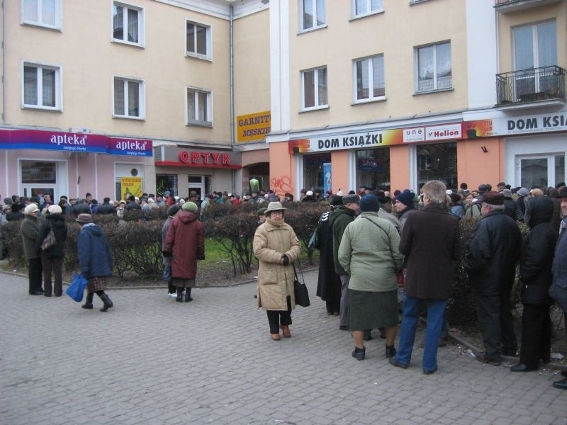 Ludzie stali w kolejce calą noc.