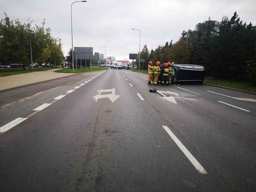 Zderzenie dwóch samochodów na rondzie Maczka w Bydgoszczy. Są utrudnienia! [zdjęcia]