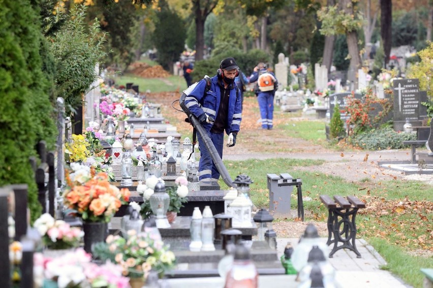 Rząd zamknie cmentarze na Wszystkich Świętych? Są zalecenia