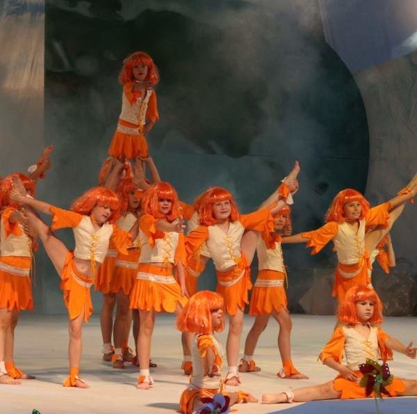 Kielecka grupa Małe Akro wykonała taniec jaskiniowców prosto z bajki o Flinstonach.