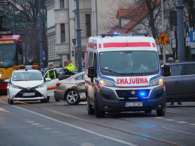 Dwa samochody osobowe: chevrolet i volkswagen, zderzyły się w sobotę (12 grudnia) po godz. 14 na skrzyżowaniu ul. Piotrkowskiej i Czerwonej. ZDJĘCIA I WIĘCEJ INFORMACJI - KLIKNIJ DALEJ >>>