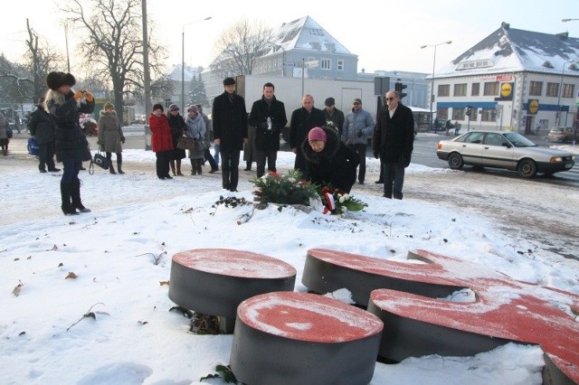 Kwiaty złożono na Skwerze Solidarności, w miejscu, gdzie w 1980 roku była pierwsza siedziba opolskiej organizacji.