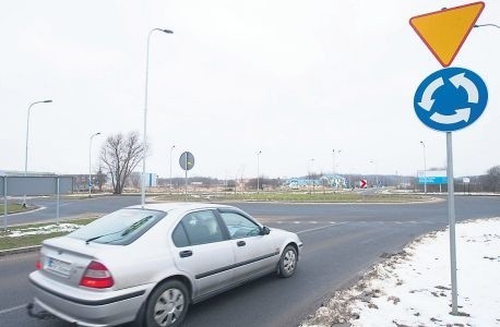 Rondo im. Władysława Husejki to miejsce u zbiegu ul. BoWiD i Mieszka I, w pobliżu strefy ekonomicznej &#8211; o którą, jak podkreślali radni PO,od lat starał się Władysława Husejko, a gdy "już był marszałkiem województwa, to pamiętał o wsparciu koszalińskiej strefy&#8221;