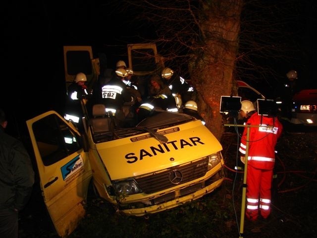Bus wiozący 9 wedkarzy do Kolobrzegu wpadl w poślizg i uderzyl w przydrozne drzewo. Na miejscu zginely cztery osoby. (Fot. KP PSP Kolobrzeg)