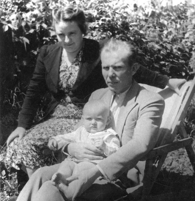 Małżonkowie z synem Zbigniewem, Sokółka, 1942 r.