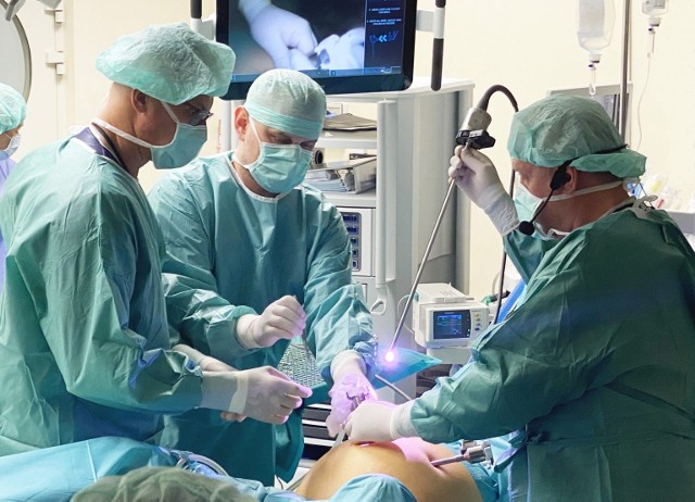 - Chirurgia jest jednym z kluczowych etapów leczenia nowotworów ginekologicznych, dlatego tak cennym narzędziem w rękach chirurga jest robot da Vinci. Wykorzystanie go w operacjach nowotworów  ginekologicznych pozwala chirurgowi na przeprowadzenie zabiegu z wysoką precyzją dzięki systemowi wizyjnemu 3D full HD oraz zminiaturyzowanym narzędziom chirurgicznym, co w efekcie pozwala na oszczędzenie tkanek i nerwów oraz zminimalizowanie interwencji chirurgicznej– wyjaśnia prof. dr hab. Radovan Pilka.
