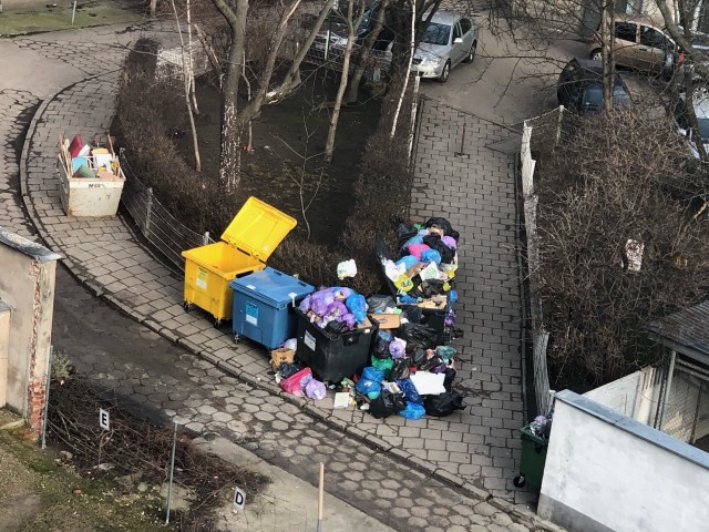 Śmieci na podwórku u zbiegu ulic Gwarnej i Kołłątaja