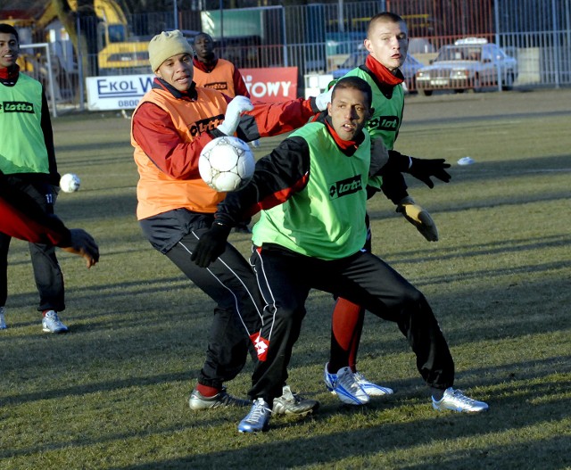 Portowcy trenują z zaangażowaniem. Od lewej: Tavares Mineiro, Junior i Przemysław Kaźmierczak.