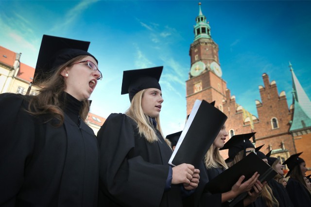 Wrocław miastem studentów - stolica Dolnego Śląska wciąż jest jednym z największych ośrodków akademickich w Polsce. Lecz i u nas z roku na rok ubywa studentów, bo niż demograficzny przekłada się najmniejszą liczbę maturzystów. Dla uczelni każdy kandydat jest więc na wagę złota. ZOBACZ NAJPOPULARNIEJSZE KIERUNKU NA WROCŁAWSKICH UCZELNIACH - przechodź do kolejnych uczelni poruszając się przy pomocy strzałek na klawiaturze