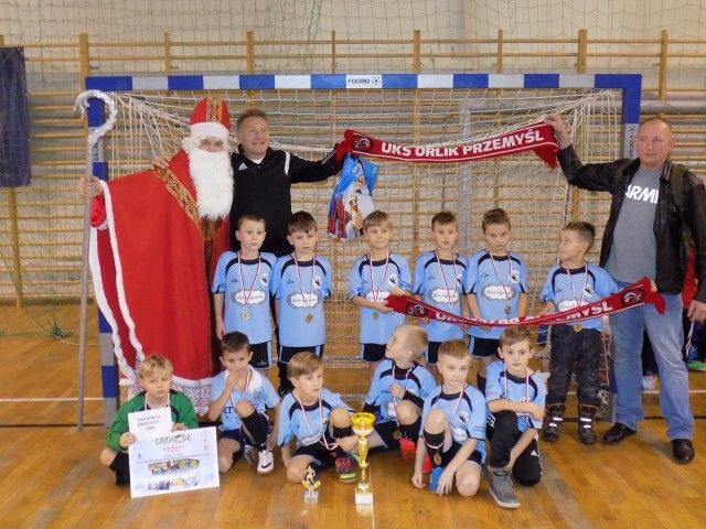 Młodzi piłkarze z Przemyśla spotkali w Zamościu Świętego Mikołaja