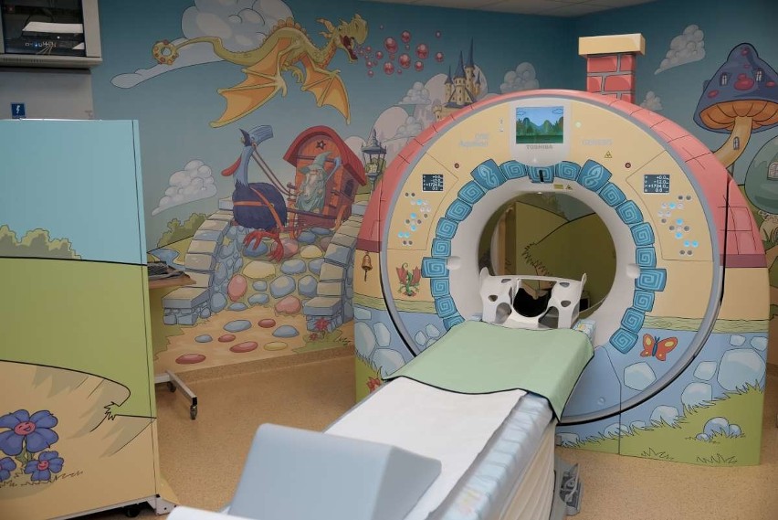 Nowoczesny tomograf komputerowy dla małych pacjentów w szpitalu dziecięcym
