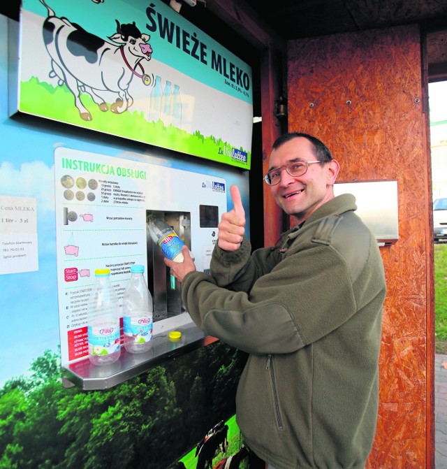 Grzegorz Lisiecki kilka razy w tygodniu przyjeżdża po mleko z mlekomatu przy ul. Łotewskiej