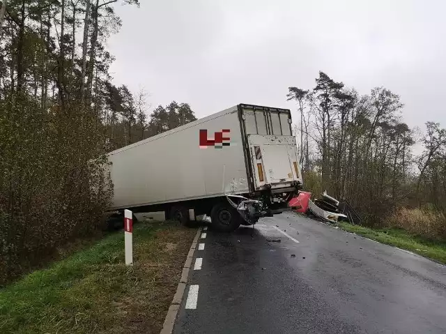 W poniedziałek na drodze pomiędzy Odolanowem a Sulmierzycami około godz. 9 rano doszło do zderzenia busa z samochodem ciężarowym. Jeden z kierowców poniósł śmierć na miejscu. Kierowca pierwszego z aut poniósł śmierć na miejsc.  Zobacz zdjęcia ----->