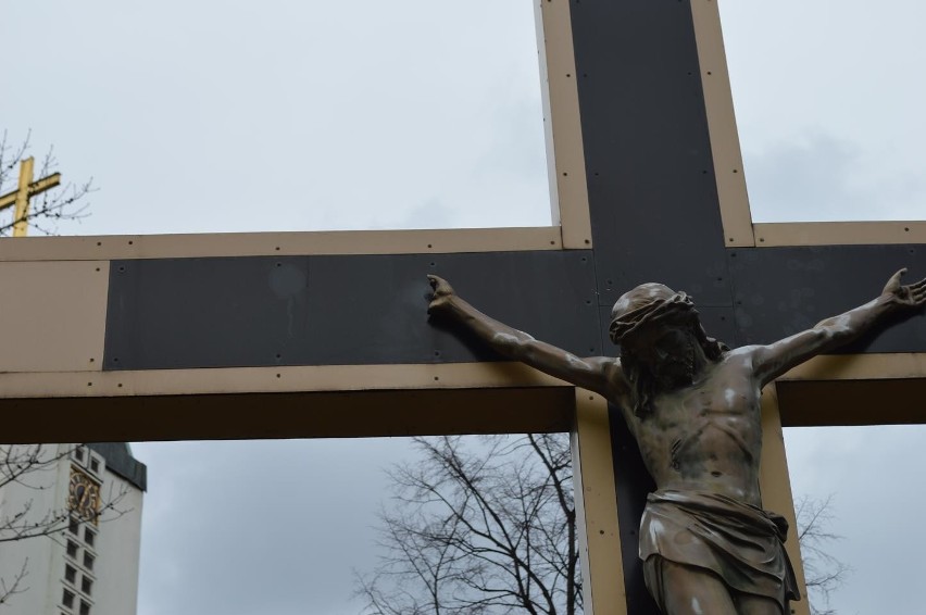 Zdjęcia uszkodzonego krzyża i figury Jezusa przed kościołem...