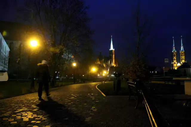 Uliczne latarnie we Wrocławiu wyłączają się pięć minut przed wschodem słońca. Nieco inaczej jest na Ostrowie Tumskim. Tu latarnie gazowe zapalane są również zgodnie z zegarem astronomicznym i porami roku. Ale robi to miejski latarnik