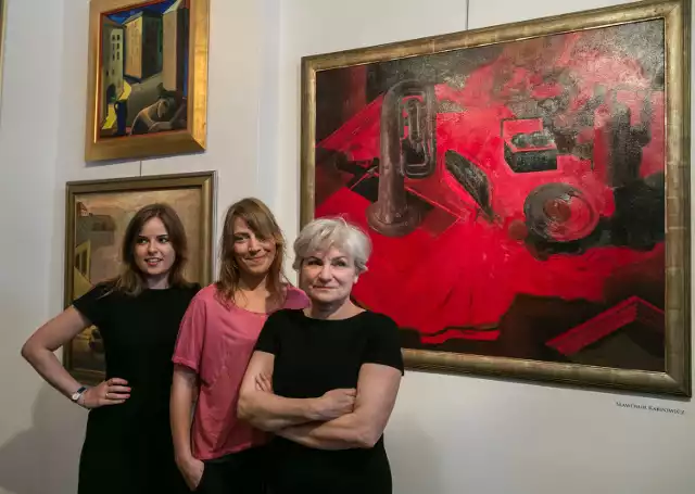 Od lewej: Katarzyna Karpowicz, Joanna Karpowicz, Anna Karpowicz-Westner. Na ścianie – obraz Sławomira Karpowicza