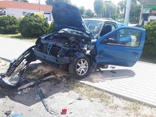 Do czołowego zderzenia dwóch aut - citroena z renault doszło w Szpetalu Górnym pod Włocławkiem. Poszkodowane zostały trzy osoby - dwie z Citroena Berlingo i 26-latek z renault clio. Droga Lipno - Włocławek była zablokowana. Trwa wyjaśnienia okoliczności tego wypadku.