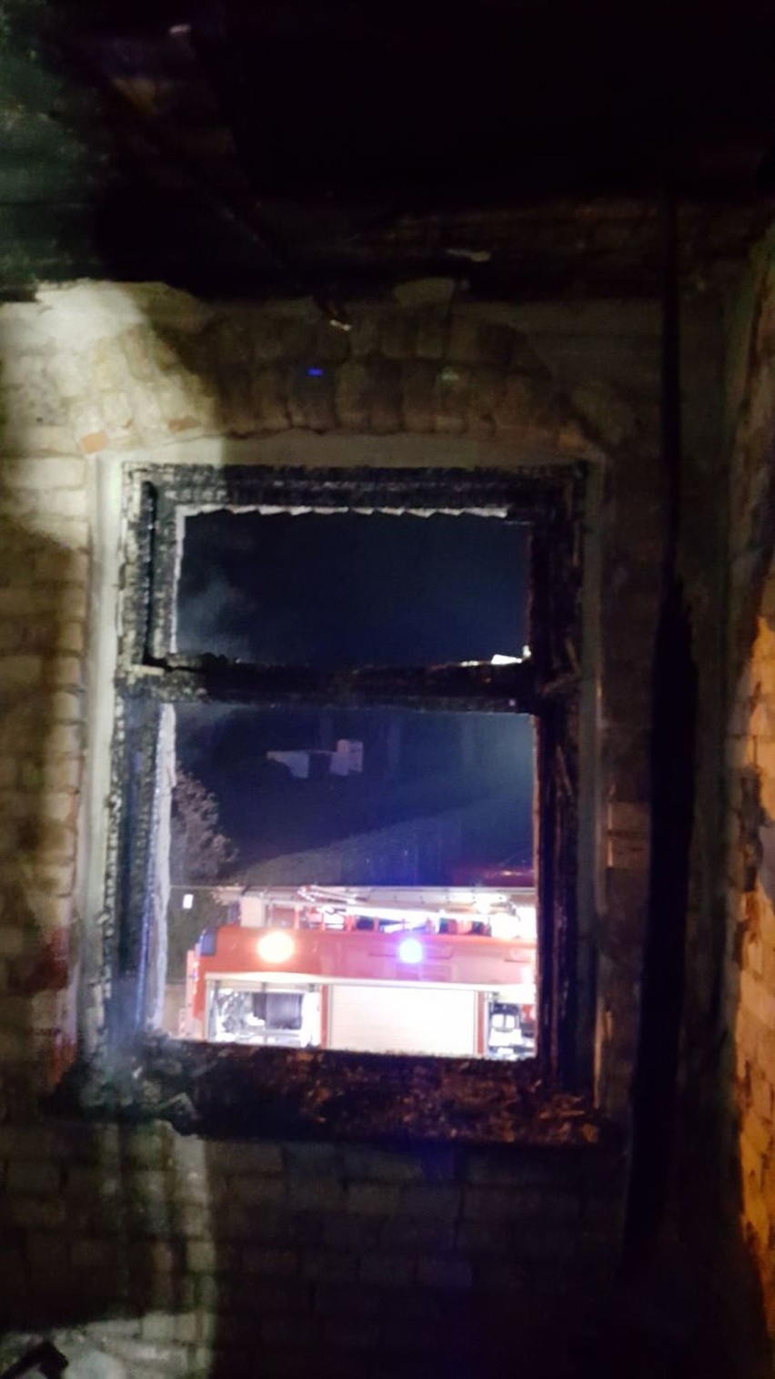 Strażacy zostali powiadomieni o pożarze mieszkania przy ul....