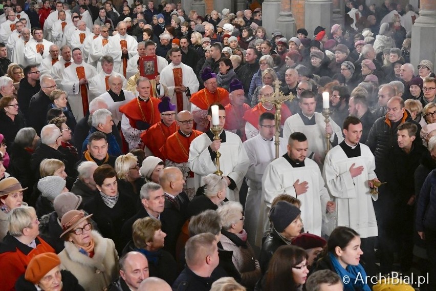 Uroczystość Matki Bożej Miłosierdzia - Patronki Archidiecezji. Tłumy wiernych na mszy w archikatedrze białostockiej (zdjęcia)