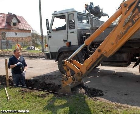 Od tygodnia trwa remont ul. Poniatowskiego. Prace zakończą się w październiku. Na zdjęciu: Krzysztof Podawacz asystuje przy pracującej koparce (fot. Ryszard Poprawski)