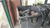 Poznań: Wyrzucił odpady budowlane do kontenerów na odpady zmieszane. Mieszkańcy spisali jego numer rejestracyjny