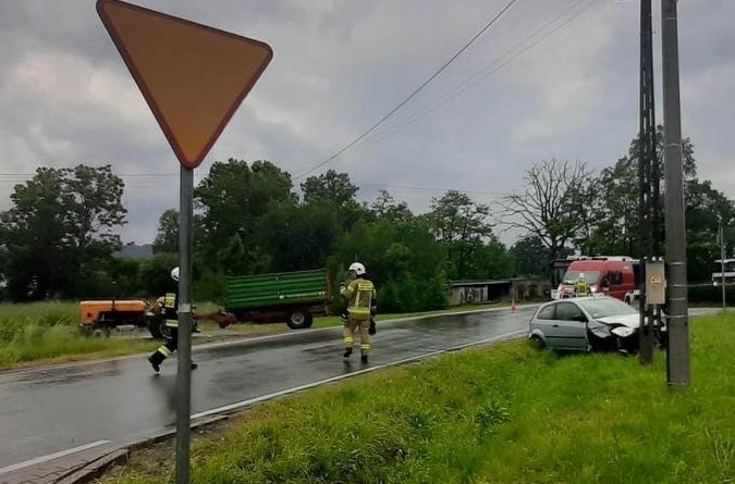 W Woli Radziszowskiej ciągnik zderzył się z pojazdem...