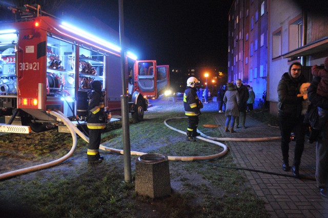 Groźny pożar wybuchł we wtorek, 8 stycznia, w bloku przy ul. Wyszyńskiego w Kostrzynie nad Odrą. Płomienie buchały w piwnicy, ale zadymione były klatki schodowe i mieszkania. – Nie było nic widać, nie dało się oddychać – mówią mieszkańcy. Na szczęście strażacy błyskawicznie pojawili się na miejscu.Zgłoszenie o pożarze trafiło do straży pożarnej kilka minut przed godziną 18. – Ogień wybuchł w piwnicy bloku mieszkalnego przy ul. Wyszyńskiego. Było duże zadymienie, trzeba było ewakuować mieszkańców. Większość z nich swoje mieszkania opuściła samodzielnie, dwóm osobom pomocy w opuszczeniu mieszkań udzielić musieli strażacy – relacjonuje mł. bryg. Bartłomiej Mądry, rzecznik prasowy Komendy Miejskiej Państwowej Straży Pożarnej w Gorzowie Wlkp.Na miejsce wysłano cztery zastępy straży. Zadymienie było tak duże, że strażacy musieli pracować w aparatach tlenowych. Po ugaszeniu ognia trzeba było przewietrzyć i oddymić cały budynek. Wielu lokatorów zostawiło w swoich mieszkaniach pootwierane okna. – Było bardzo dużo dymu. Ludzie z czwartego piętra mieli problem, żeby cokolwiek zobaczyć na klatce schodowej. Ciężko było oddychać. Na szczęście strażacy pojawili się na miejscu bardzo szybko – mówi jeden z mieszkańców. Na razie nie wiadomo co było przyczyną pożaru.Zobacz też wideo: Pracowita sylwestrowa noc dla lubuskiej policji. Pijani kierowcy, wypadek z petardą, kobieta wypadła z okna.Czytaj więcej o Kostrzynie nad Odrą:  Kostrzyn nad Odrą - informacje, wydarzenia, artykuły