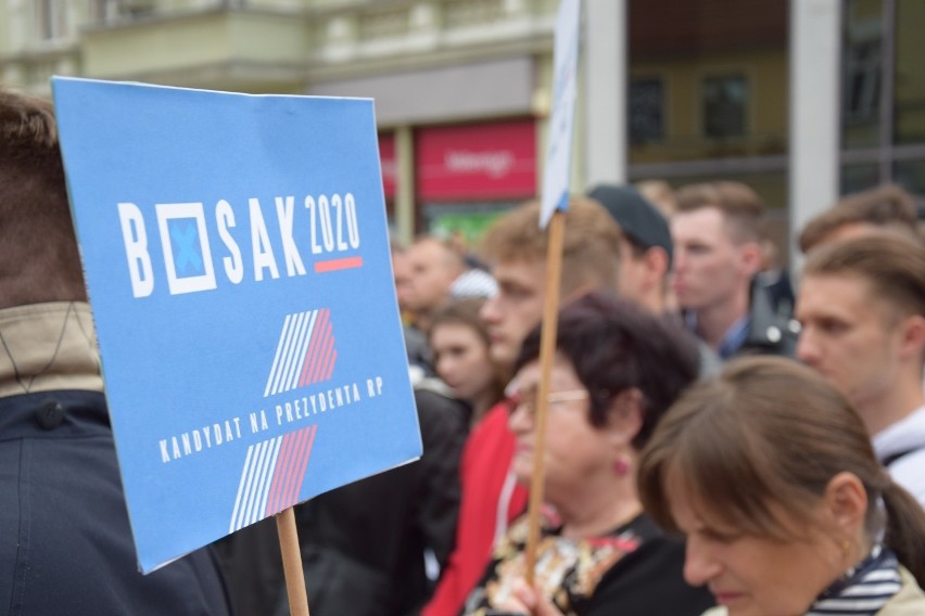 Krzysztof Bosak spotkał się na deptaku z wyborcami. Krytykował media, lewicę i poprawność polityczną