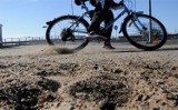 Zamaskowany rowerzysta oblał 77-latka żrącą substancją (FILM)