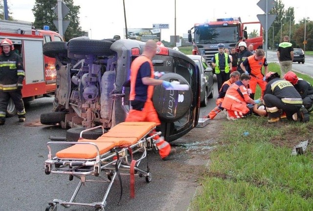 Do wypadku doszło na Wrocławskiej w Opolu, na wysokości salonu Mercedesa.
