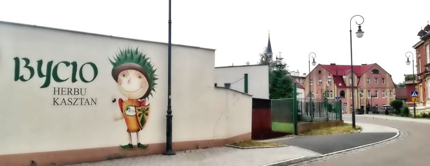 Mural przy Młyńskiej w Bytowie. Bycio herbu Kasztan bawi...