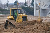 Na budowie stadionu Radomiaka Radom ruszył kolejny etap. Rozpoczęły się prace przy płycie głównej boiska. Zobaczcie sami!