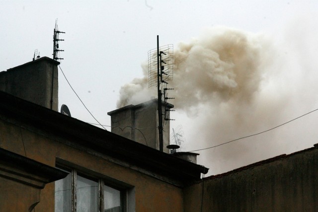 Źródłem smogu w mieście są przede wszystkim domowe piece, w których spalany jest węgiel kiepskiej jakości (zdjęcie ilustracyjne)