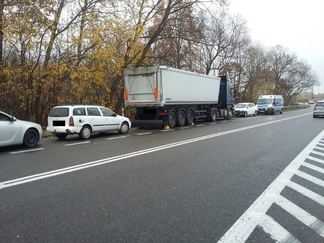 W piątek (9.11) przed południem doszło do kolizji w Sycewicach. Ze wstępnych ustaleń policji wynika, że kierującemu samochodem ciężarowym zablokowały się hamulce w ciągniku siodłowym i "złamał się" wpół. Naczepa uderzyła w opla. Na miejscu pracowała policja badając dokładne przyczyny tego zdarzenia.