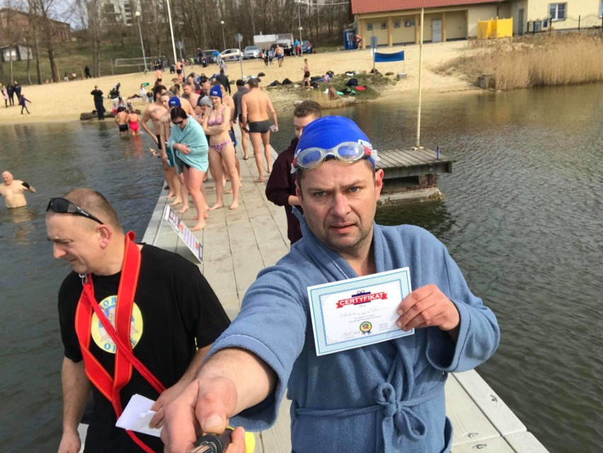 Opole: Pływanie w lodowatej wodzie im niestraszne. Przyszło 50 śmiałków! Zobacz galerię