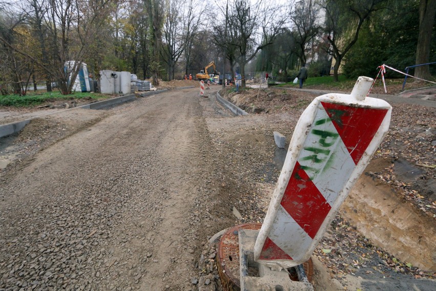 Przedłuża się przebudowa ulicy Pana Tadeusza w Lublinie. Mieszkańcy skarżą się na brak oświetlenia ulicznego