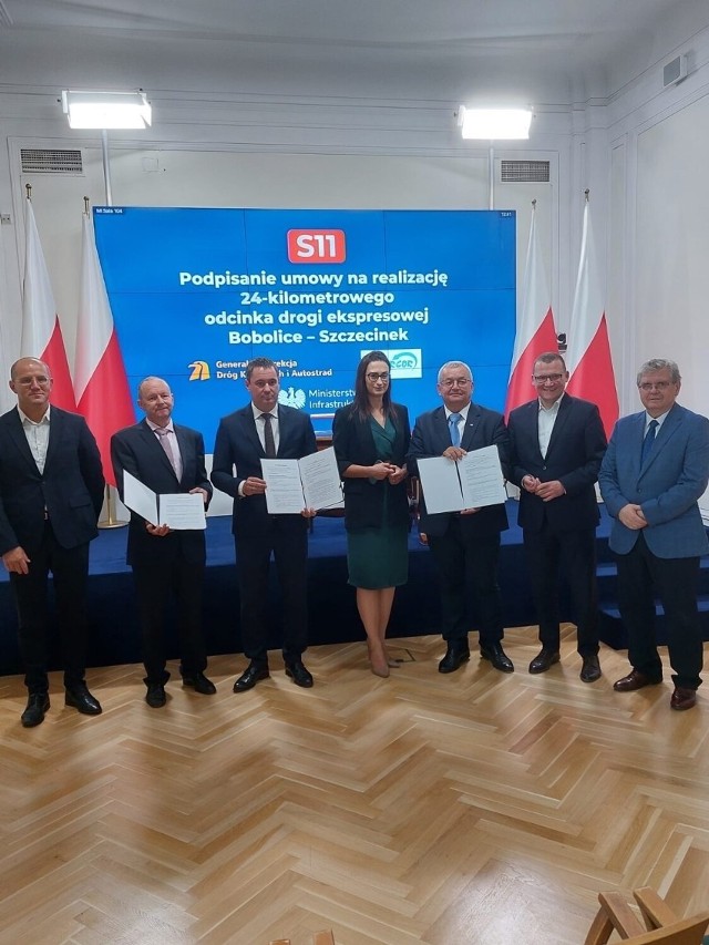 Po podpisaniu umowy w Ministerstwie Infrastruktury w Warszawie