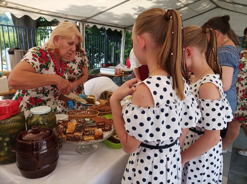 Plac Festiwalowy Fanto w Ustrzykach Dolnych otwarty. Było mnóstwo jedzenia, a do pieczonego dzika ustawiała się kolejka. Zdjęcia