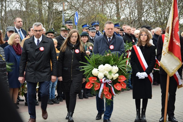 Oficjalne obchody Dnia Niepodległości w Sępólnie Krajeńskim przy Pomniku Wdzięczności ku Czci Chrystusa króla.