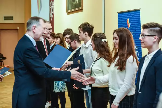 Aż 163 gimnazjalistów z rejonu bydgoskiego, którzy zostali laureatami konkursów przedmiotowych, organizowanych przez Kujawsko-Pomorskiego Kuratora Oświaty, uhonorowano w poniedziałek podczas gali w auli Audytorium Novum Uniwersytetu Technologiczno-Przyrodniczego w Bydgoszczy